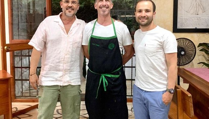 Clientes felices en la pizzería