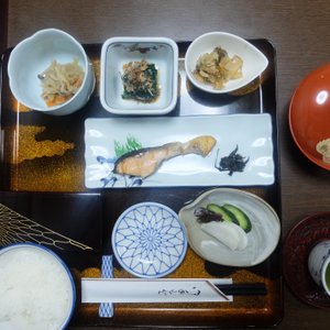 朝食。さらにこれに玉子焼きがつく。つい食べすぎてしまう。