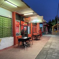 Este es el cartel del frente del negocio.