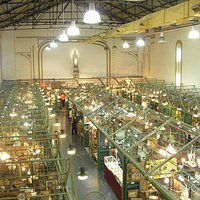 Vista panorámica de los locales, con sus clásicas estructuras de hierro y faroles de ferrocarril. Detrás se ve la Virgen de la Inmaculada Concepción, que le diera el nombre a la galería.