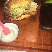 Não sei pontuar o que é melhor, a porção de batata com carne louca é deliciosa, o lanche fica pronto super rápido é delicioso e muito bem servido, a maionese da casa é uma delícia a parte. Além da música ambiente que é muito boa e o atendimento é excepcional. Super recomendo, melhor da cidade!