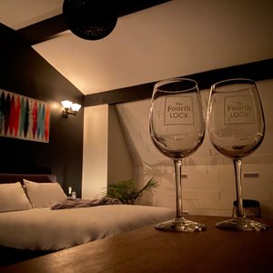 The Thomas suite - Wind down and enjoy a romantic night away with a bottle of wine or bubbly.