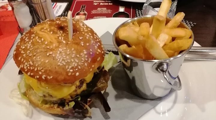 Cheeseburger s hranolky