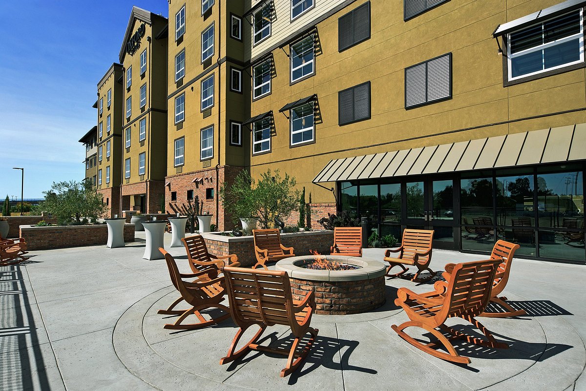 Oxford Suites Paso Robles、パソ ローバルズのホテル