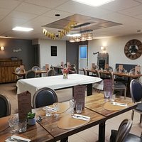 Salle du fond, qui peut accueillir les groupes