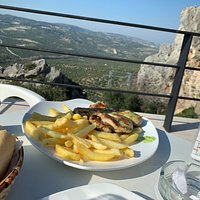 Recomendable 100%. Estuvimos el pasado 15/02, con motivo de visitar la Cueva de los Murciélagos. Será el único sitio del lugar que no tenía opiniones en esta plataforma. Salmorejo muy rico y precios muy asequibles. Muy buenas vistas. Volveré.