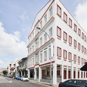 Wanderlust Hotel - Side view of facade during the day 