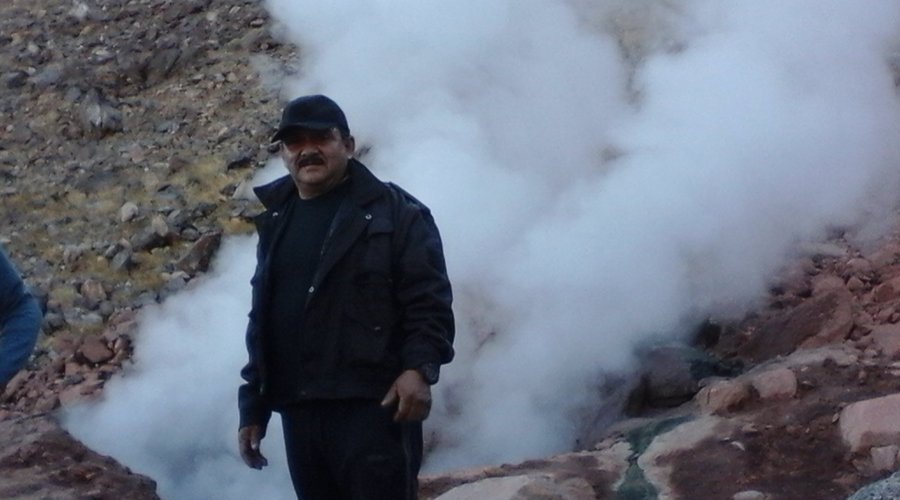 esta es una foto tomada en un geyser que se formo en la sierra de cucapá en mexicali en el terremoto del 4 de abril del 2010  y esta foto fue en la expedición  del 28 de diciembre del 2019