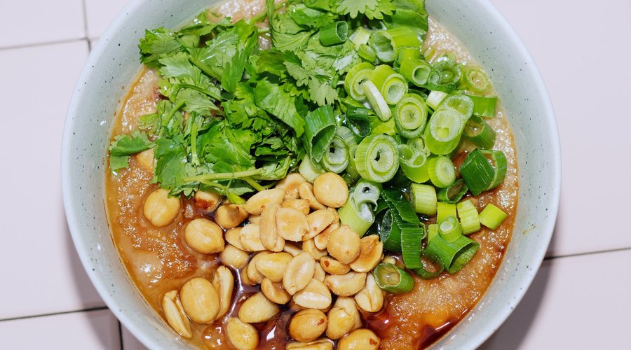 Chicken Congee (can be glutenfree)
Asian rice porridge with organic chicken, peanuts, soya, spring onions, coriander and sesame oil 