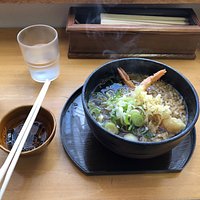 海老天蕎麦(温かいの)です。 左にある昆布の佃煮(ですか?)も含めホント美味しかった。