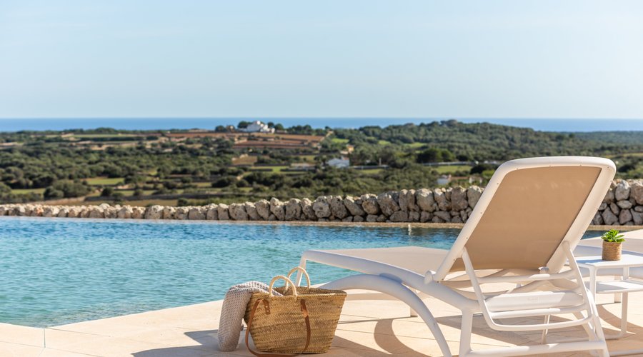 vistas al mar desde la piscina y terraza solarium