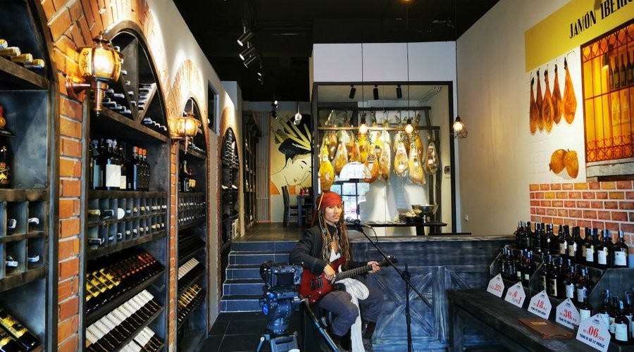 Nhà hàng hầm rượu chuyên steak và rượu vang.  Winecellar & Steakhouse