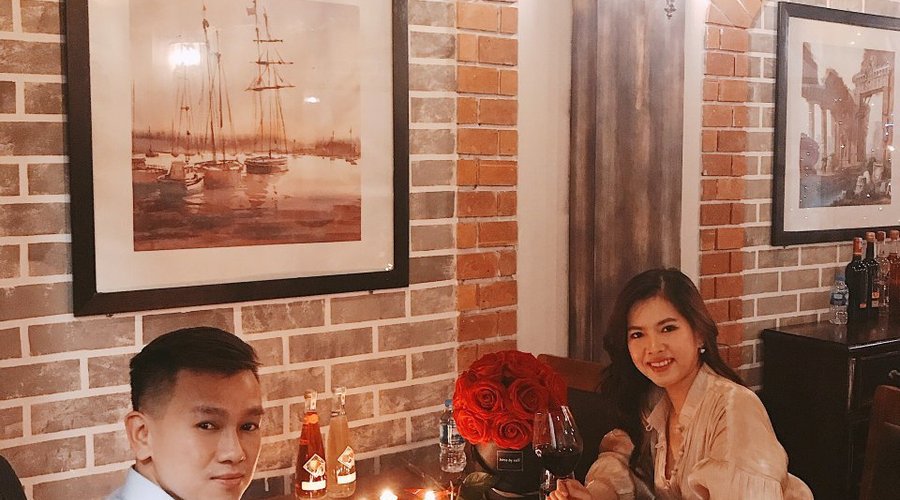 Nhà hàng hầm rượu chuyên steak và rượu vang.  Winecellar & Steakhouse