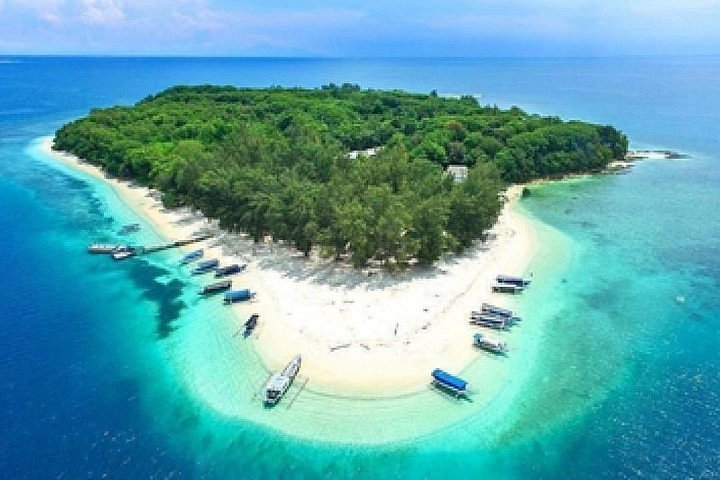 An aerial view of Gili Meno, Lombok, Indonesia Photo by: IG @jelajahlombok Aeria