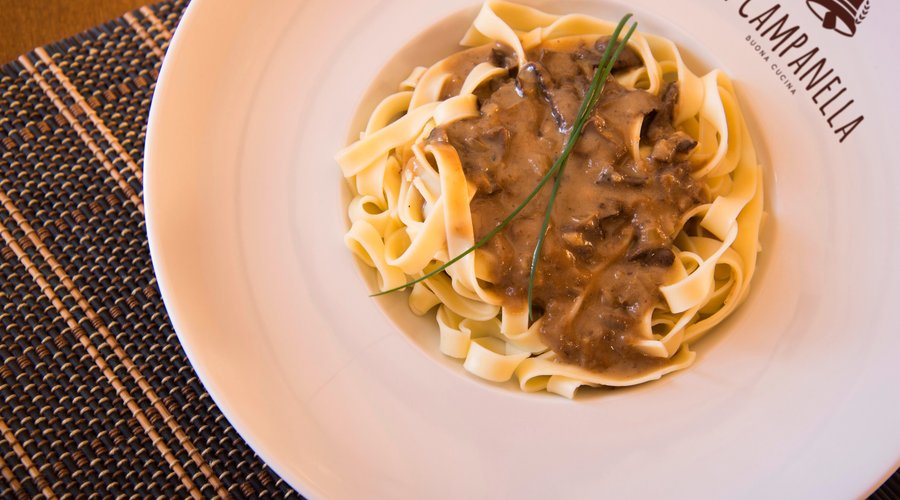 Tagliatelle ao molho funghi. Deliciosa massa artesanal servida molho de cogumelo seco.