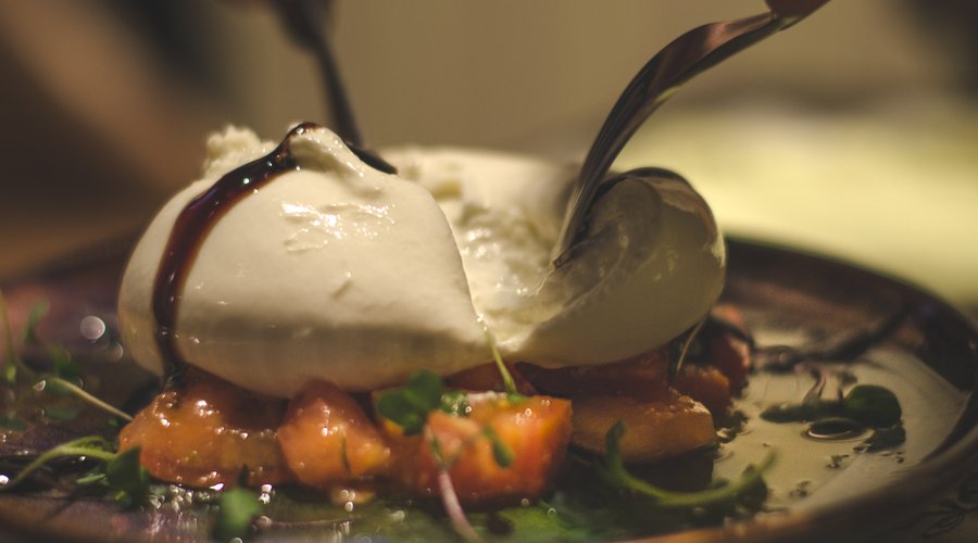 Gran burrata con tomates cherry y pesto