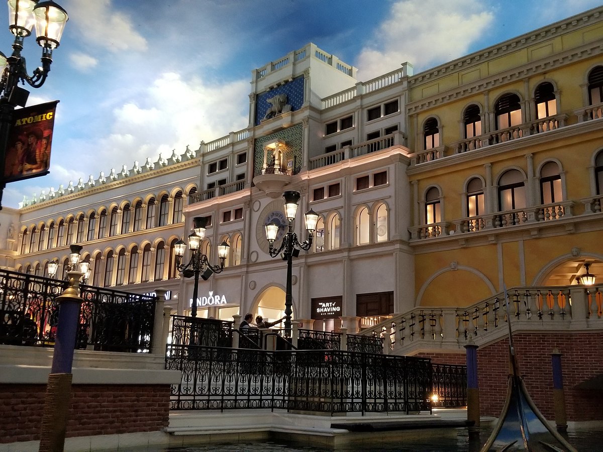 Exploring Venetian: Italian Themed Vegas Hotel With Gondola Rides — sian  victoria