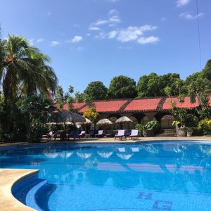 Piscina Semi-Olímpica tratada con sales para el cuido de la piel