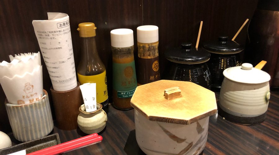 有很多不同醬汁可供調味