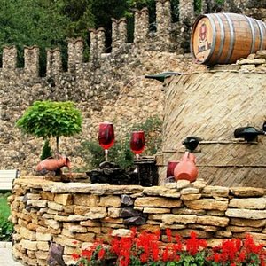 Fontaine Décorative En Forme De Verser Du Vin à L'entrée Des Caves à Vin De  Milestii Mici En Moldavie