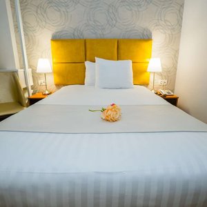 Guest Room with Queen Bed