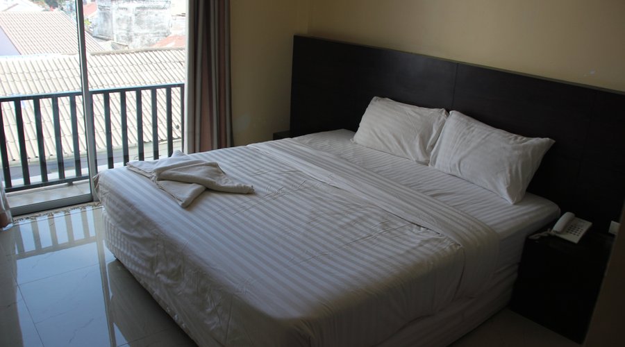 Royale, schone kamer met uitzicht over de rivier