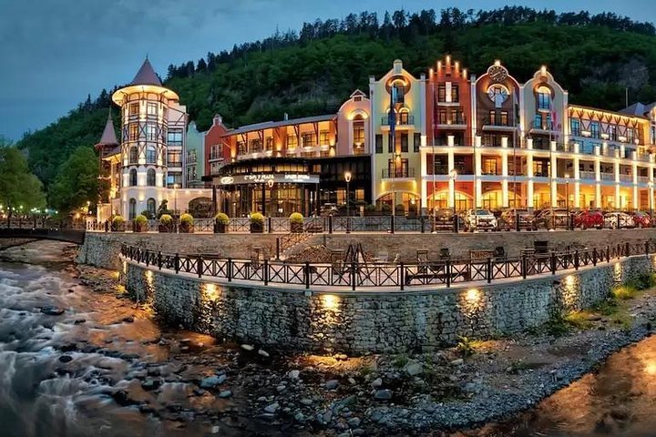 Vista da ponte sobre o rio da cidade turística de borjomi na