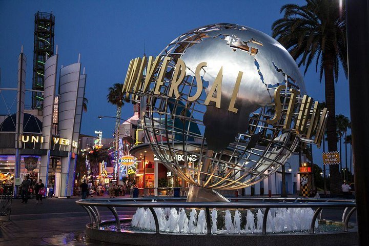 what hotels are near universal studios hollywood        
        <figure class=