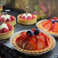 Большой ассортимент свежих десертов и выпечки собственного производства!