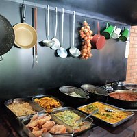 Ambiente rústico acompanhado daquela comidinha caseira preparada e servida no fogão a lenha.E a surpresa fica por conta do nosso care de ovelha.