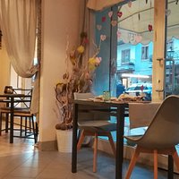 2 salette a disposizione,una per gli aperitivi,una esclusivamente dedicata al servizio ristorante