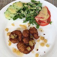 Vue extérieure et assiette de crevettes coco ananas.