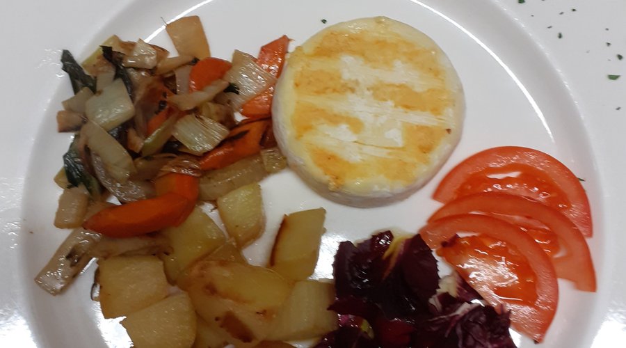 Tomino alla piastra con verdure di stagione e patate al forno