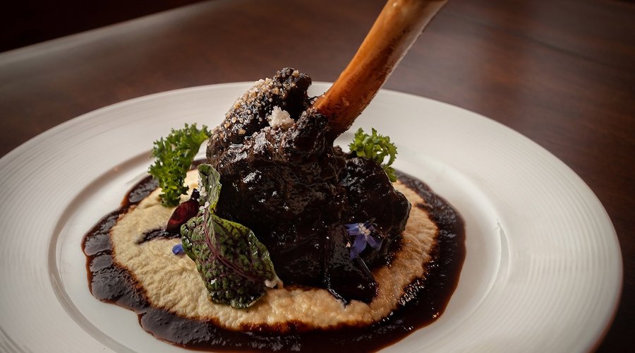 Canilla de cordero cocido a fuego lento por 6 horas servido con puré de coliflor y cebollas caramelizadas.