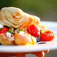 Peixe grelhado com caponata de berinjela e batatas ao murro