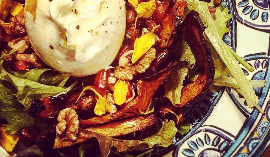 Burrata aux truffes sur l'insalata de saison 