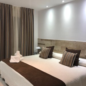 Habitación doble con baño completo tv wifi artículos de aseo y secador de pelo 