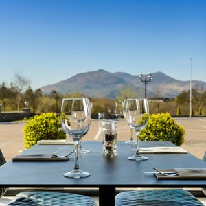 The Oaks Bar and Restaurant 