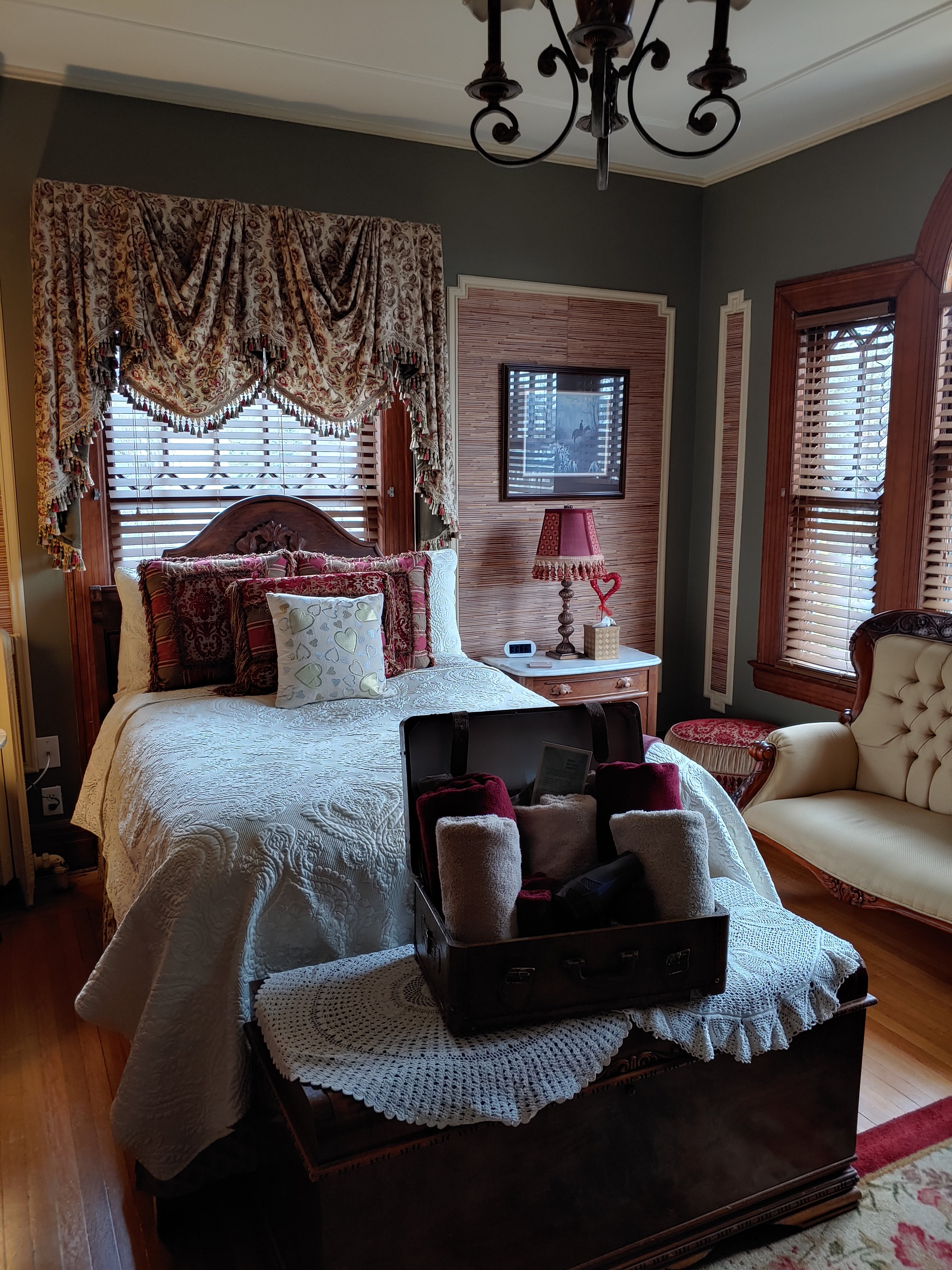 THE MATHIS HOUSE AT 600 MAIN, A BED & BREAKFAST AND VICTORIAN TEA ROOM ...