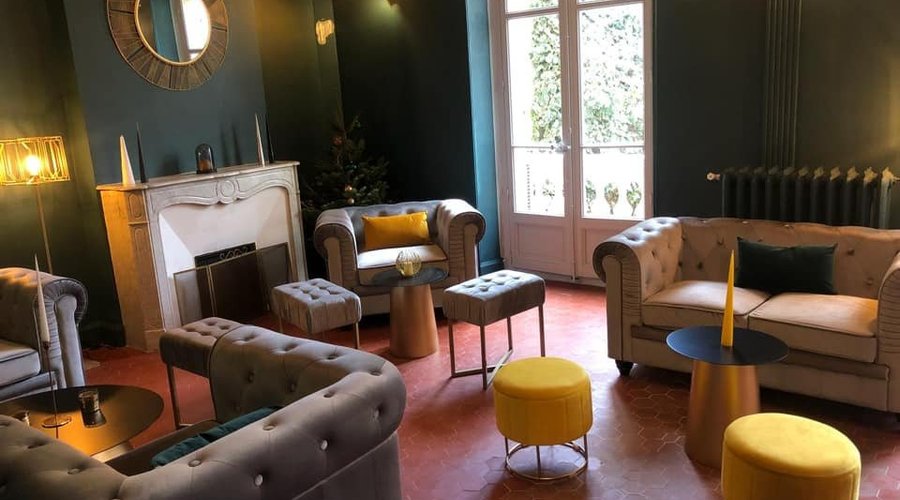Salon lounge