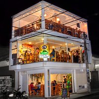 Foto de nuestra instalación principal en El Cerrito (V), por una de las vías principales del Municipio.