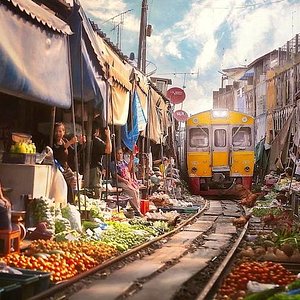 Bangkok:Spanish/English Floating & Railway Market & Iconsiam