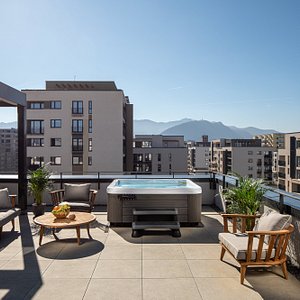 2 Bedroom Penthouse Apartment with Hot Tub terrace view