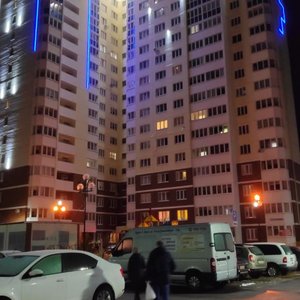 Дом в котором расположены апартаменты. Огороженная территория и собственная парковка.