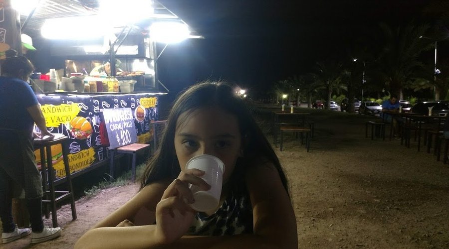 Picando algo en el parque