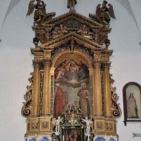 L'altare maggiore con le opere d'arte