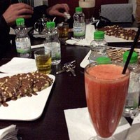 Boire un verre , prendre une collation ou un bon repas . Tout est copieux et bon . Ici un « smoothie bowl et un jus accompagné d’une crêpe .
