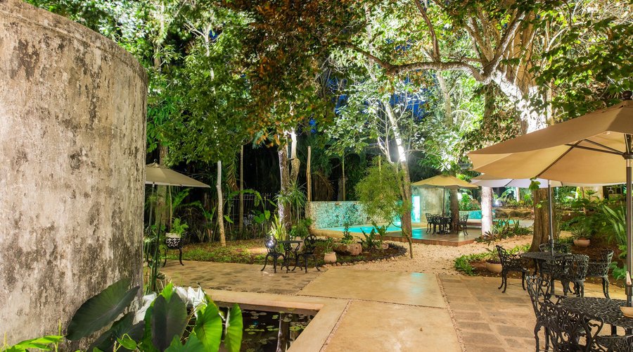 Admirar el Aljibe desde el interior del jardín