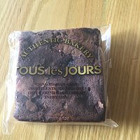 French bakes and doughnuts. Loafs, brownies, sodas, tea, hot / cold chocolate and coffee drinks. Good coffee. Cafeteria kind of style