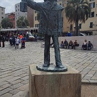 Un omaggio alla nostra gente del mare. Il Marinaio, scultura in bronzo opera dell' artista savonese Renata Cuneo, nella Vecchia Darsena.